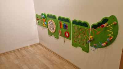 Eine Wand mit Drehscheiben, eine Kugelbahnen und verschiedene Kombination aus Zahnrädern und Hebeln