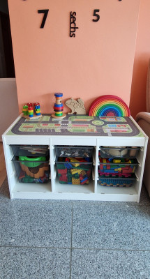 Freies Spiel: Kinder spielen mit verschiedene Angebote