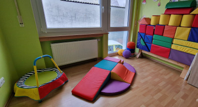 Kinder hüpfen auf ein Trampolin, balancieren auf Balken oder bauen mit XXL Stoffbausteine