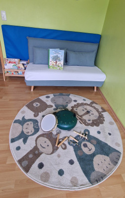 Kreativer Raum mit Büchern und Instrumenten