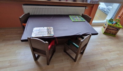 Spiel- und Basteltisch, Raum für Kreativität und gemeinsames Tun.