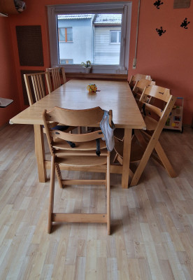 Am Esstisch im Wohnzimmer essen wir gemeinsam in familiärer Atmosphäre.