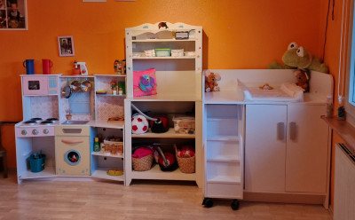 Ein ruhiger, liebevoll gestalteter Wickelbereich für Geborgenheit und Pflege.