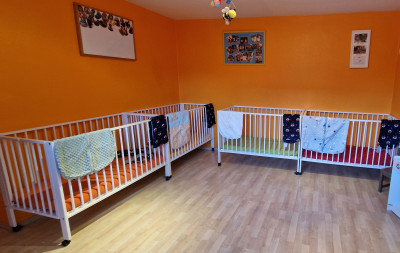 Der Schlafbereich ermöglicht den Kindern Rückzug, Ruhe und Erholung im Tagesablauf.